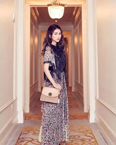 昆凌時裝周造型引爭議 毛草皮衣混搭印花裙，顯胖顯老引熱議